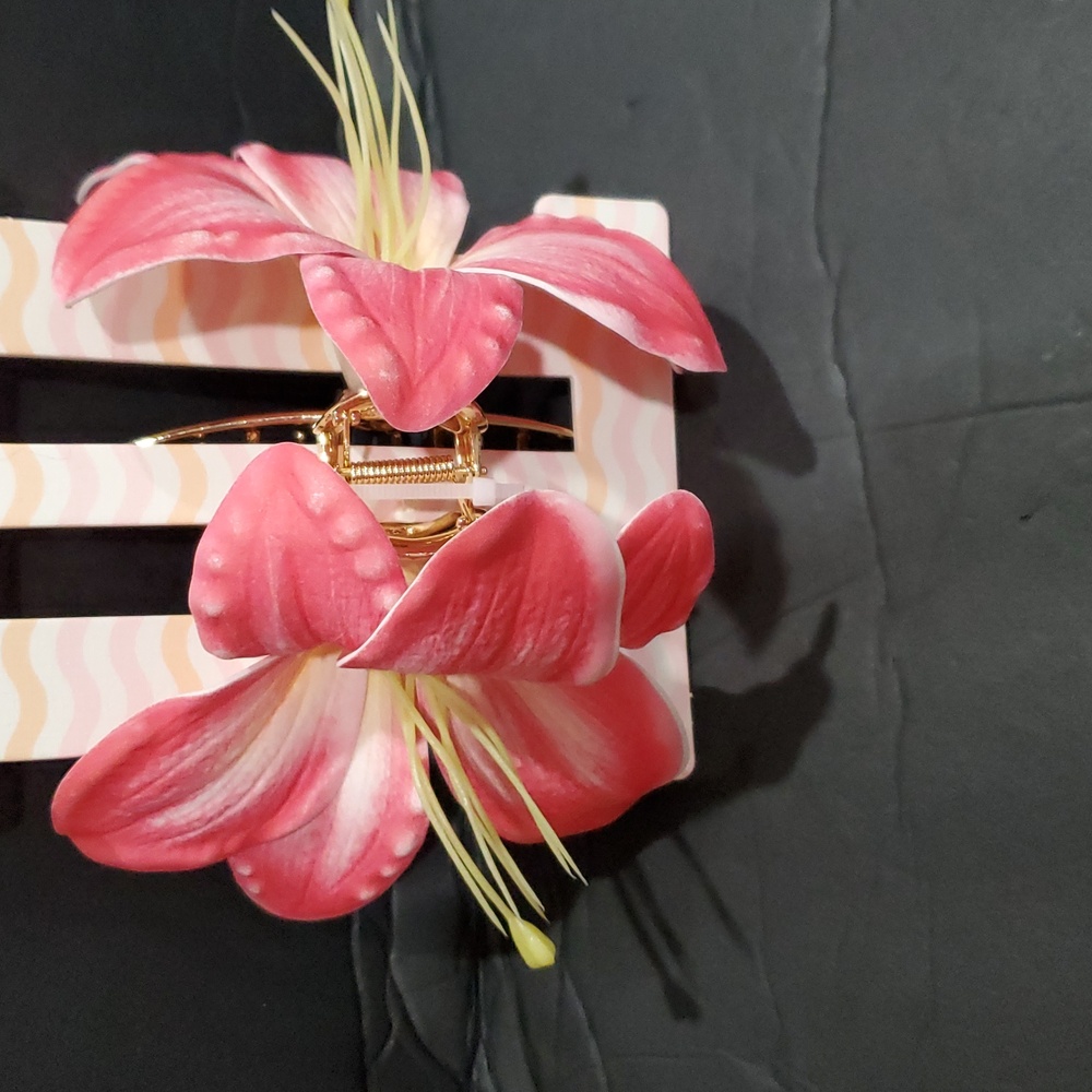 Oversized pink hibiscus flower gold tone hair jaw clip brand new